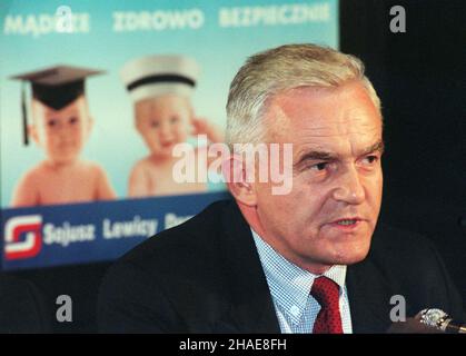 Warszawa, 06.10.1998. Prezentacja kandydatów SLD startuj¹cych w wyborach samorz¹dowych. lider SLD Leszek Miller. (kru) PAP/Jacek Turczyk Varsavia, 06.10.1998. Presentazione dei candidati dell'Alleanza Democratica di sinistra (SLD) prima di ottobre elezioni locali di polacco. Nella foto: Leader dell'Alleanza democratica di sinistra (SLD) Leszek Miller. (kru) PAP/Jacek Turczyk Foto Stock