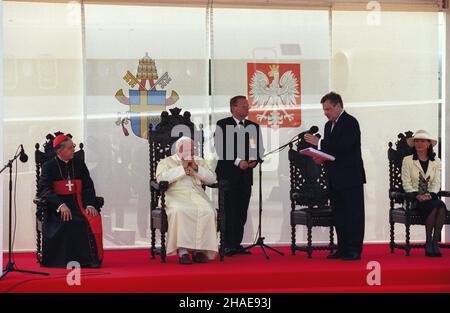 Gdañsk 05.06.1999. VII pielgrzymka Papie¿a Jana Paw³a II do ojczyzny. NZ. Oficjalne powitanie Ojca Œwiêtego przez prezydenta RP Aleksandra Kwaœniewskiego na lotnisku Rêbiechowo. Z lewej prymas polski kardyna³ Józef Glemp, z prawej ¿ona prezydenta Jolanta Kwaœniewska. mw PAP/Grzegorz Jakubowski Danzica, 5 giugno 1999. Settimo pellegrinaggio di Papa Giovanni Paolo II in Polonia. Nella foto: Il presidente Aleksander Kwasniewski dà il benvenuto a Giovanni Paolo II all'aeroporto di Rebiechowo a Danzica. Sinistra Polacco Cattolico Primate Jozef Glemp, destra prima Lady Jolanta Kwasniewska. mw PAP/Grzegorz Jakubowski Foto Stock