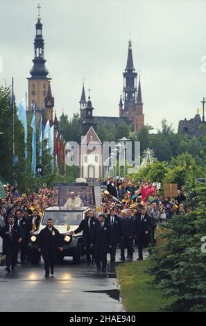 Licheñ 07.06.1999. VII pielgrzymka papie¿a Jana Paw³a II do Polski. Papamobile z Ojcem Œwiêtym w pobli¿u koœcio³a œw. Doroty. mw PAP/Grzegorz Jakubowski Lichen, 7 giugno 1999. Settimo pellegrinaggio di Papa Giovanni Paolo II in Polonia. Nella foto: Il papamobile di Giovanni Paolo II passa davanti alla chiesa di San Dorothy. mw PAP/Grzegorz Jakubowski Foto Stock