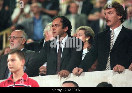 Warszawa, 08.09.1999. Mecz eliminacyjny do Mistrzostw Europy na stadionie Legii w Warszawie. W meczu Gruppy 5 spotka³y siê dru¿yny Polski i Anglii. N/z: przewodnicz¹cy FIFA Joseph Blatter (L), b. pi³karz, dzia³acz UEFA Michel Platini (C) oraz b. pi³akrz i dzia³acz PZPN Zbigniew Boniek (P), na trybunach. (kru) PAP/Jacek Turczyk Varsavia, 08.09.1999. Partita di gruppo di qualificazione del Campionato europeo tra Inghilterra e Polonia allo stadio Legia di Varsavia. Nella foto: presidente della FIFA, lo svizzero Joseph Blatter (L), ex calciatore francese, membro dell'UEFA Michel Platini ed ex calciatore polacco pla Foto Stock
