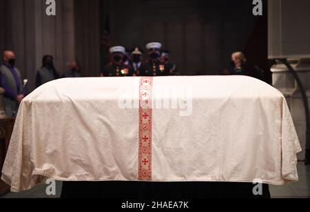 Washington, Stati Uniti d'America. 10th Dic 2021. Washington, Stati Uniti d'America. 10 dicembre 2021. Il cazzo dell'ex senatore statunitense Robert Dole, durante i funerali alla Cattedrale Nazionale di Washington, 10 dicembre 2021 a Washington, DC il senatore Dole morì all'età di 98 anni dopo un'intera vita di servizio alla nazione. Credito: Joseph Lawson/Stati Uniti Army/Alamy Live News Foto Stock