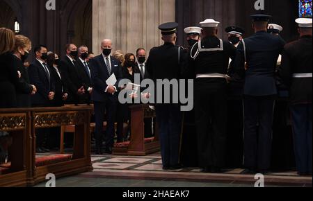 Washington, Stati Uniti d'America. 10th Dic 2021. Washington, Stati Uniti d'America. 10 dicembre 2021. Le forze armate statunitensi onorano la posizione di guardia il cazzo dell'ex senatore statunitense Robert Dole, durante i servizi funerari alla Cattedrale Nazionale di Washington, 10 dicembre 2021 a Washington, DC il senatore Dole è morto all'età di 98 anni dopo una vita di servizio alla nazione. Credito: Joseph Lawson/Stati Uniti Army/Alamy Live News Foto Stock