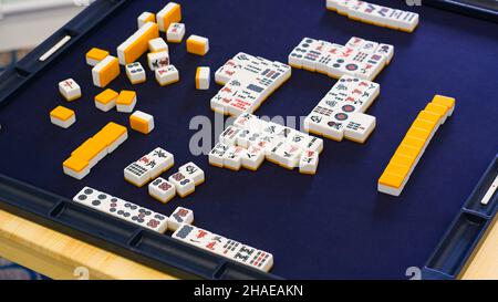 Molte piastrelle Mahjong sul campo da gioco. Un antico gioco asiatico chiamato Mahjong come un modo per trascorrere il vostro tempo libero con gioia e ottenere un po 'di divertimento. Mahjong t Foto Stock