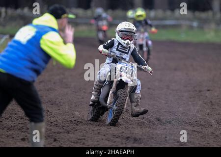 Tyninghame, Lothian orientale., Regno Unito. 12th Dic 2021. Ecosse XC - Round 1 Winter Series in pista vicino a Tyninghame, East Lothian. Acclamando uno dei concorrenti Junior. Un sacco di azione nel fango. ( Credit: Rob Grey/Alamy Live News Foto Stock