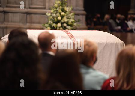 Washington, Stati Uniti d'America. 10th Dic 2021. Washington, Stati Uniti d'America. 10 dicembre 2021. Il cazzo dell'ex senatore statunitense Robert Dole, durante i funerali alla Cattedrale Nazionale di Washington, 10 dicembre 2021 a Washington, DC il senatore Dole morì all'età di 98 anni dopo un'intera vita di servizio alla nazione. Credito: Joseph Lawson/Stati Uniti Army/Alamy Live News Foto Stock