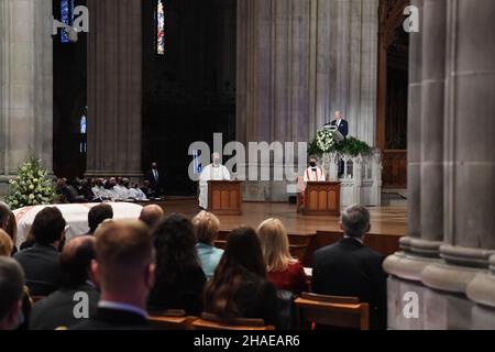 Washington, Stati Uniti d'America. 10th Dic 2021. Il presidente degli Stati Uniti Joe Biden, consegna le osservazioni durante il servizio funerale per l'ex senatore degli Stati Uniti Robert Dole, alla cattedrale nazionale di Washington, 10 dicembre 2021 a Washington, il senatore DC Dole è morto all'età di 98 anni dopo una vita di servizio alla nazione. Credito: Joseph Lawson/Stati Uniti Army/Alamy Live News Foto Stock