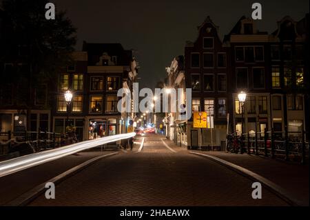 Il quartiere Negen Straatjes di notte. Amsterdam, Grachtengordel, Paesi Bassi Foto Stock