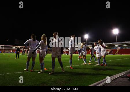 Walsall, Regno Unito. 12th Dic 2021. Bescot Stadium i giocatori di Aston Villa si riscaldano prima della partita della fa Women's Super League tra Aston Villa e Tottenham Hotspur al Bescot Stadium di Walsall, Inghilterra, il 12 dicembre 2021. Kieran Riley credito: SPP Sport Stampa Foto. /Alamy Live News Foto Stock