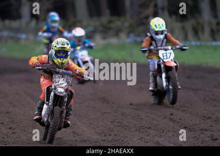 Tyninghame, Lothian orientale., Regno Unito. 12th Dic 2021. Ecosse XC - Round 1 Winter Series in pista vicino a Tyninghame, East Lothian. Compatibili in classi da 65cc a Quad e sidecar. Un sacco di azione nel fango. ( Credit: Rob Grey/Alamy Live News Foto Stock