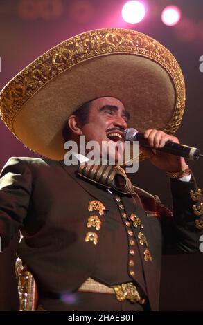 **FILE PHOTO** Vicente Fernandez è passato via. MIAMI, FL - 3 NOVEMBRE: Vicente Fernandez in concerto con il figlio Alejandro Fernandez alla Miami Arena di Miami, Florida, il 3 novembre 2002. Credito: mpi04/MediaPunch Foto Stock