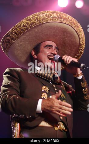 **FILE PHOTO** Vicente Fernandez è passato via. MIAMI, FL - 3 NOVEMBRE: Vicente Fernandez in concerto con il figlio Alejandro Fernandez alla Miami Arena di Miami, Florida, il 3 novembre 2002. Credito: mpi04/MediaPunch Foto Stock