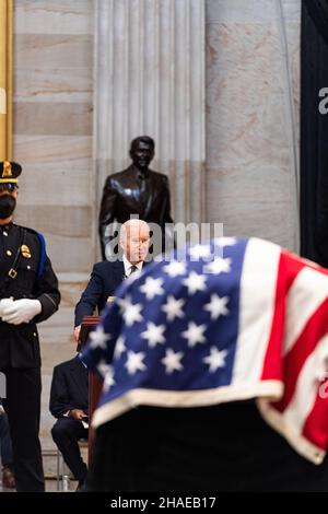 Washington, Stati Uniti d'America. 09th Dic 2021. Washington, Stati Uniti d'America. 09 dicembre 2021. Il presidente degli Stati Uniti Joe Biden consegna osservazioni durante un servizio commemorativo per il veterano della seconda guerra mondiale ed ex senatore Robert Dole, alla rotonda del Campidoglio degli Stati Uniti, 9 dicembre 2021 a Washington, DC il senatore Dole è morto all'età di 98 anni dopo una vita di servizio alla nazione. Credito: SGT. Zachery Perkins/U.S.A. Army/Alamy Live News Foto Stock