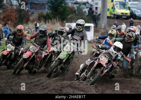 Tyninghame, Lothian orientale., Regno Unito. 12th Dic 2021. Ecosse XC - Round 1 Winter Series in pista vicino a Tyninghame, East Lothian. Concorrenti in classi da 65cc a Quad e sidecar. Un sacco di azione nel fango. ( Credit: Rob Grey/Alamy Live News Foto Stock