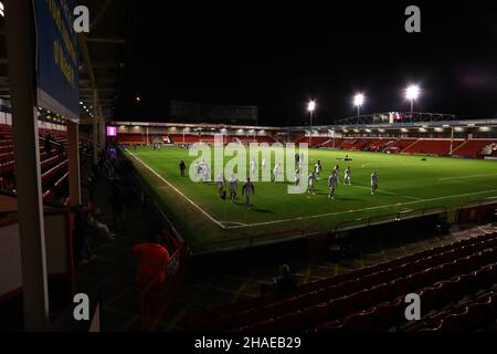 Walsall, Regno Unito. 12th Dic 2021. Bescot Stadium General view all'interno dello stadio mentre entrambe le squadre si riscaldano prima della partita della fa Women's Super League tra Aston Villa e Tottenham Hotspur al Bescot Stadium di Walsall, Inghilterra, il 12 dicembre 2021. Kieran Riley credito: SPP Sport Stampa Foto. /Alamy Live News Foto Stock