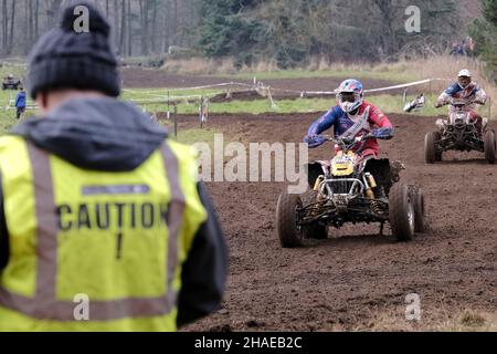 Tyninghame, Lothian orientale., Regno Unito. 12th Dic 2021. Ecosse XC - Round 1 Winter Series in pista vicino a Tyninghame, East Lothian. Concorrenti in classi da 65cc a Quad e sidecar. Un sacco di azione nel fango. ( Credit: Rob Grey/Alamy Live News Foto Stock