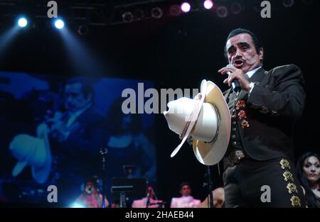 **FILE PHOTO** Vicente Fernandez è passato via. MIAMI, FL - 3 NOVEMBRE: Vicente Fernandez in concerto con il figlio Alejandro Fernandez alla Miami Arena di Miami, Florida, il 3 novembre 2002. Credito: mpi04/MediaPunch Foto Stock