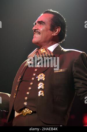 **FILE PHOTO** Vicente Fernandez è passato via. MIAMI, FL - 3 NOVEMBRE: Vicente Fernandez in concerto con il figlio Alejandro Fernandez alla Miami Arena di Miami, Florida, il 3 novembre 2002. Credito: mpi04/MediaPunch Foto Stock