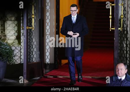 Warschau, Polonia. 12th Dic 2021. Mateusz Jakub Morawiecki, primo Ministro della Polonia, attende il Cancelliere Scholz (SPD) durante la sua visita inaugurale in Polonia. Credit: Kay Nietfeld/dpa/Alamy Live News Foto Stock