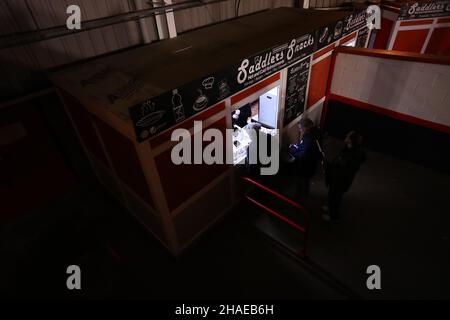 Walsall, Regno Unito. 12th Dic 2021. Bescot Stadium General view all'interno dello stadio, mentre i fan acquistano bevande rinfrescanti prima della partita della fa Women's Super League tra Aston Villa e Tottenham Hotspur al Bescot Stadium di Walsall, Inghilterra, il 12 dicembre 2021. Kieran Riley credito: SPP Sport Stampa Foto. /Alamy Live News Foto Stock