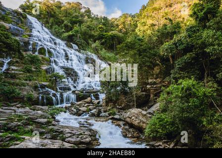 Cascata di montagna vista fiume ruscello. Montagna foresta paesaggio cascata Mae Ya cascata, Chiang mai, Thailandia. Foto Stock