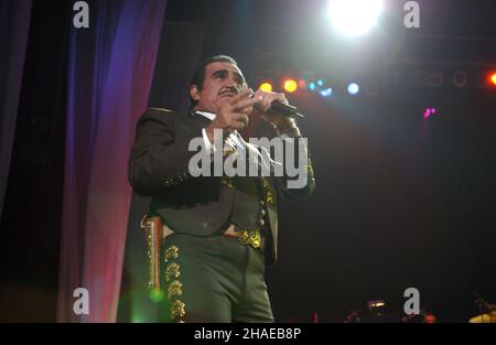 **FILE PHOTO** Vicente Fernandez è passato via. MIAMI, FL - 3 NOVEMBRE: Vicente Fernandez in concerto con il figlio Alejandro Fernandez alla Miami Arena di Miami, Florida, il 3 novembre 2002. Credito: mpi04/MediaPunch Foto Stock