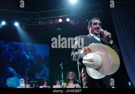 **FILE PHOTO** Vicente Fernandez è passato via. MIAMI, FL - 3 NOVEMBRE: Vicente Fernandez in concerto con il figlio Alejandro Fernandez alla Miami Arena di Miami, Florida, il 3 novembre 2002. Credito: mpi04/MediaPunch Foto Stock