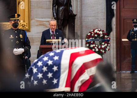 Washington, Stati Uniti d'America. 09th Dic 2021. Washington, Stati Uniti d'America. 09 dicembre 2021. Il leader della maggioranza del Senato degli Stati Uniti Chuck Schumer consegna osservazioni durante un servizio commemorativo per il veterano della seconda guerra mondiale ed ex senatore Robert Dole, alla rotonda del Campidoglio degli Stati Uniti, 9 dicembre 2021 a Washington, DC il senatore Dole è morto all'età di 98 anni dopo una vita di servizio alla nazione. Credito: SGT. Zachery Perkins/U.S.A. Army/Alamy Live News Foto Stock