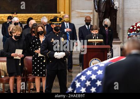 Washington, Stati Uniti d'America. 09th Dic 2021. Washington, Stati Uniti d'America. 09 dicembre 2021. Il cappellano della Camera dei rappresentanti Margaret Kibben, destra, consegna una preghiera durante un servizio commemorativo per il veterano ed ex senatore della seconda guerra mondiale Robert Dole, alla rotonda del Campidoglio degli Stati Uniti, 9 dicembre 2021 a Washington, Il senatore DC Dole morì all'età di 98 anni dopo un'intera vita di servizio alla nazione. Credito: SGT. Zachery Perkins/U.S.A. Army/Alamy Live News Foto Stock