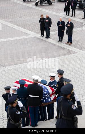 Washington, Stati Uniti d'America. 10th Dic 2021. Washington, Stati Uniti d'America. 10 dicembre 2021. I leader del Congresso salutano come le guardie d'onore delle forze armate statunitensi portino la scrigno del veterano della seconda guerra mondiale e l'ex senatore Robert Dole giù per i gradini del Campidoglio degli Stati Uniti, 10 dicembre 2021 a Washington, DC il senatore Dole è morto all'età di 98 anni dopo una vita di servizio alla nazione. Credito: SGT. Kevin Roy/U.S. Army/Alamy Live News Foto Stock