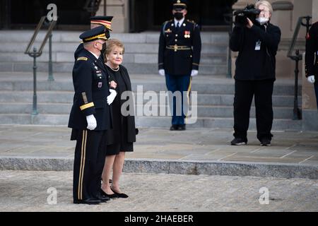 Washington, Stati Uniti d'America. 10th Dic 2021. Washington, Stati Uniti d'America. 10 dicembre 2021. Il presidente degli Stati Uniti dei Capi congiunti del generale del personale Mark Milley e l'ex senatore Elizabeth Dole si levano in piedi insieme come la guardia d'onore porta la scrigno drappeggiato del veterano della seconda guerra mondiale ed ex senatore Robert Dole alla cattedrale nazionale di Washington, 10 dicembre 2021 a Washington, Il senatore DC Dole morì all'età di 98 anni dopo un'intera vita di servizio alla nazione. Credit: Laura Buchta/U.S. Army/Alamy Live News Foto Stock