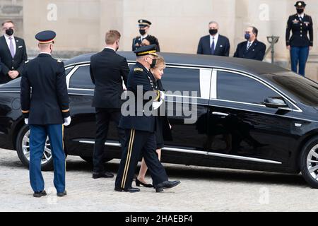 Washington, Stati Uniti d'America. 10th Dic 2021. Washington, Stati Uniti d'America. 10 dicembre 2021. Il presidente degli Stati Uniti dei Capi congiunti del personale generale Mark Milley scorta l'ex senatore Elizabeth Dole ad un servizio commemorativo per suo marito, veterano della seconda guerra mondiale ed ex senatore Robert Dole alla cattedrale nazionale di Washington, 10 dicembre 2021 a Washington, Il senatore DC Dole morì all'età di 98 anni dopo un'intera vita di servizio alla nazione. Credit: Laura Buchta/U.S. Army/Alamy Live News Foto Stock