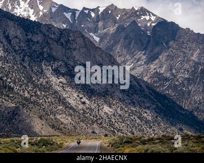 Moto Touring sulla strada Whitney Portal in California con il Monte Whitney in background Foto Stock