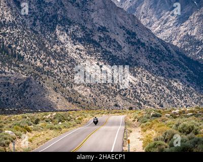 Moto Touring sulla strada Whitney Portal in California con il Monte Whitney in background Foto Stock