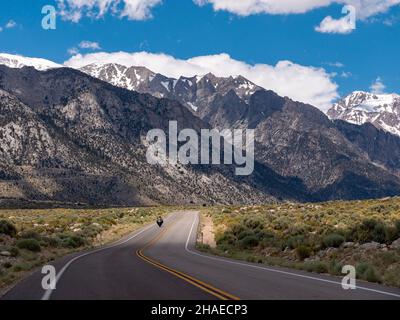 Moto Touring sulla strada Whitney Portal in California con il Monte Whitney in background Foto Stock