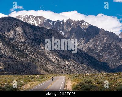 Moto Touring sulla strada Whitney Portal in California con il Monte Whitney in background Foto Stock