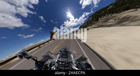 Moto Touring sulla Whitney Portal Road in California Foto Stock