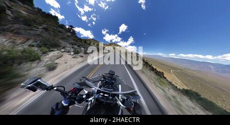Moto Touring sulla Whitney Portal Road in California Foto Stock
