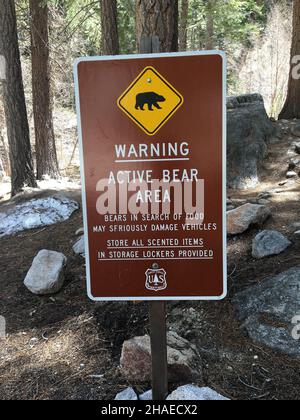 Porta un cartello segnaletico sulla Whitney Portal Road nella Sierra Nevada - California Foto Stock