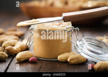 Vasetto di pasta di arachidi cruda e biologica, burro di arachidi naturale e noci fresche. Foto Stock