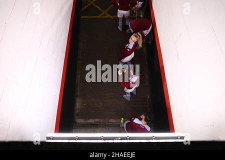 Walsall, Regno Unito. 12th Dic 2021. I giocatori dello stadio Bescot di Aston Villa si sono lanciati in campo in anticipo durante la partita della fa Women's Super League tra Aston Villa e Tottenham Hotspur allo stadio Bescot di Walsall, Inghilterra, il 12 dicembre 2021. Kieran Riley credito: SPP Sport Stampa Foto. /Alamy Live News Foto Stock