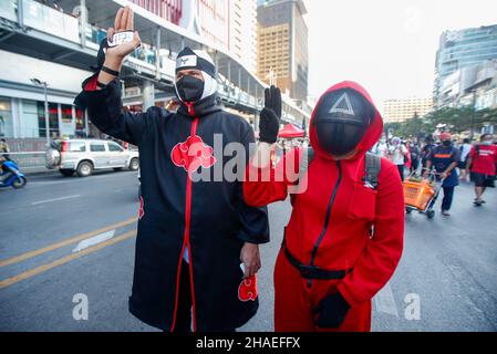 Bangkok, Tailandia. 12th Dic 2021. I manifestanti fanno un saluto a tre dita durante la dimostrazione. I manifestanti chiedono le dimissioni del primo Ministro Prayuth Chan-ocha e l'abolizione della legge Lese-Majeste del 112. Credit: SOPA Images Limited/Alamy Live News Foto Stock