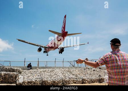 Phuket, Thailandia - Circa Mar 2015: AirAsia 9M-AHS (Airbus A320) atterra all'aeroporto di Phuket. Le persone stanno scattando foto di questo momento. Thailandia Foto Stock
