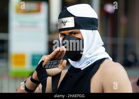 Bangkok, Tailandia. 12th Dic 2021. Un manifestante che indossa una maschera facciale durante la dimostrazione. I manifestanti chiedono le dimissioni del primo Ministro Prayuth Chan-ocha e l'abolizione della legge Lese-Majeste del 112. Credit: SOPA Images Limited/Alamy Live News Foto Stock