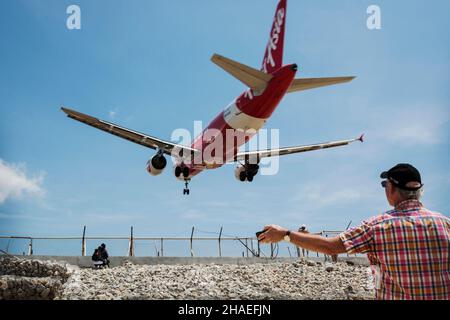 Phuket, Thailandia - Circa Mar 2015: AirAsia 9M-AHS (Airbus A320) atterra all'aeroporto di Phuket. Le persone stanno scattando foto di questo momento. Hobby per spotting Foto Stock
