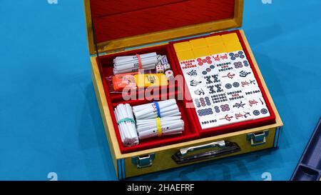 Gioco da tavolo Mahjong set. Un antico gioco asiatico chiamato Mahjong come un modo per divertirsi e divertirsi. Foto Stock