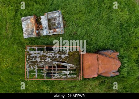 Uccelli vista occhio di un vecchio rovinato e arrugginito auto vecchie in piedi abbandonati in erba alta Foto Stock