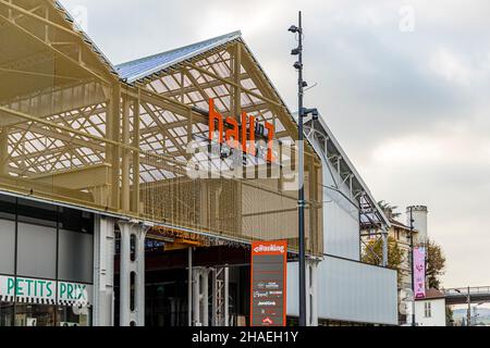 'Hall in One' è il nome del nuovo centro commerciale e area ricreativa di Saint-Chamond, Francia. E 'stato costruito nel 2018 nelle sale dell'ex industria siderurgica locale (compagnie des Forges et aciéries de la Marine et d'Homécourt). Nell'ex complesso industriale si trova il centro commerciale 'Hall in 1' con cinema, brasserie, strutture per lo svago e lo shopping. Foto Stock