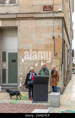 Angela Berg con Michel Bezacier e sua moglie a Place de Grevenbroich nel centro di Saint Chamond, Francia. Grevenbroich, in Germania e Saint-Chamond in Francia sono due città gemelle Foto Stock