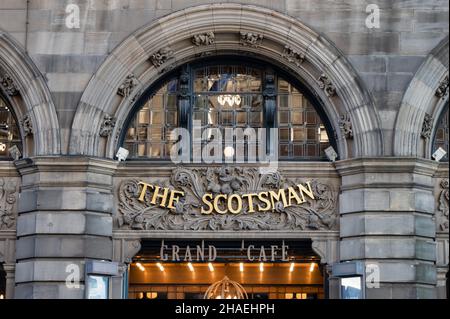 Edimburgo, Scozia - 20 novembre 2021: L'insegna The Scotsman Hotel in Edinburgh. Foto Stock