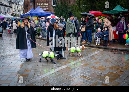 Lymm, Cheshire, Regno Unito. Sabato 11 Dicembre 2021 - Lymm, Cheshire, Inghilterra, Regno Unito. L'annuale Festival di Natale di Lymm Dickensian nel villaggio di Lymm ritorna dopo una pausa dovuta al COVID 19. Una gamma di bancarelle e mercanti che vendono una varietà di arti e artigianato e regali di Natale, insieme ad una vasta selezione di cibo, fiancheggia le strade del villaggio con personaggi Dickensiani in abbondanza. C'è anche un Santa Dash e un Gran Parade Credit: John Hopkins/Alamy Live News Foto Stock